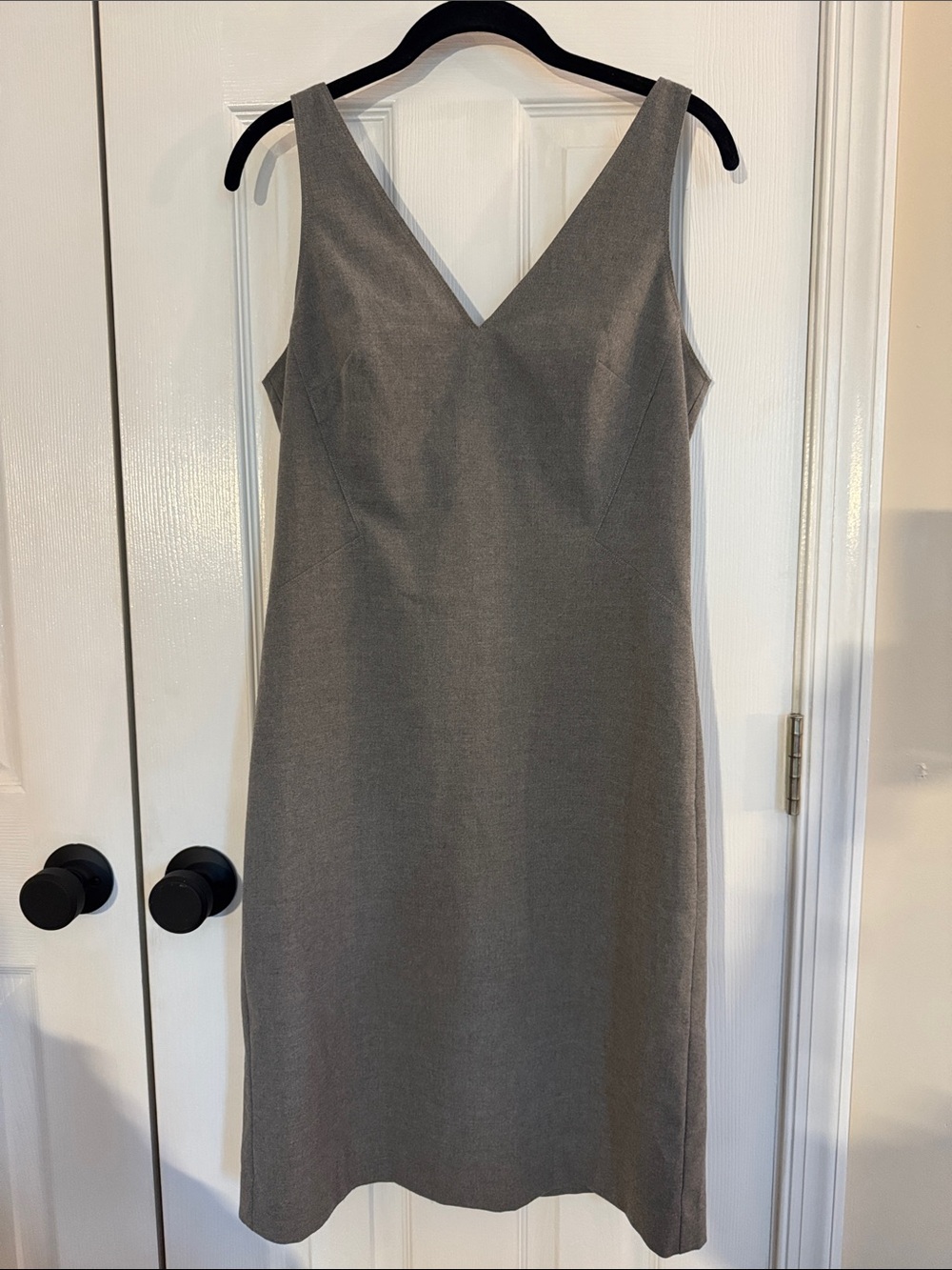 Banana Republic Sleeveless V-Neck Gray Sheath Dress Womens Size 6 NWOT